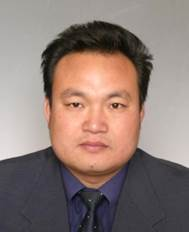 穿着西装笔挺的男子描述已自动生成